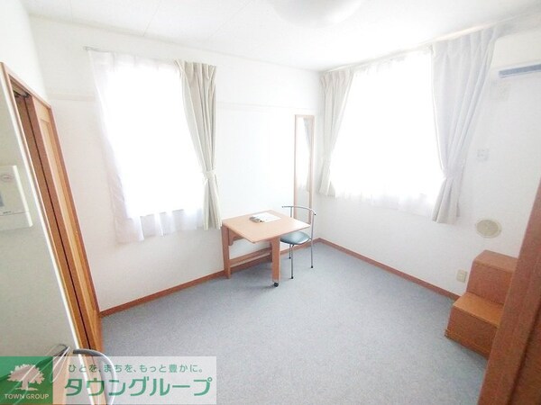 寝室(１階床は絨毯仕様。角部屋のみサッシ2つ。)