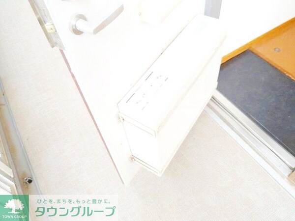 玄関(玄関扉に宅配ボックス付き)