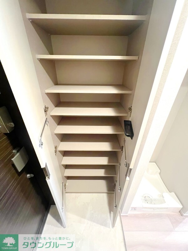 玄関(お問合せは(株)タウンハウジング東京赤坂店へ)