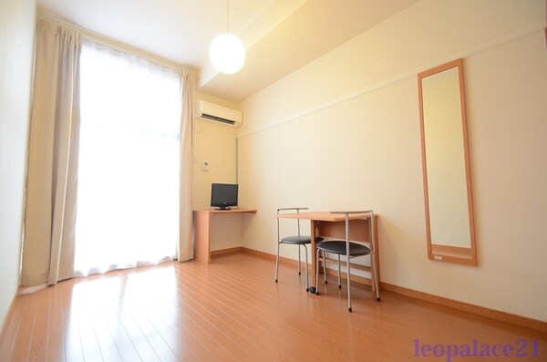 リビング・居室(「同タイプの部屋の写真です」「現況優先」)