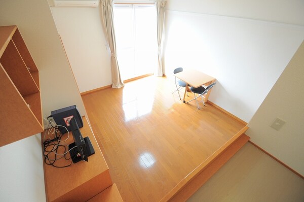 リビング・居室(1階、同タイプの部屋の写真です)