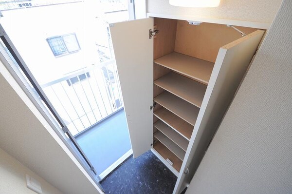 玄関(「同タイプの部屋の写真です」「現況優先」)