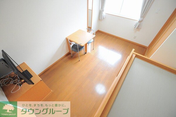 玄関(「同タイプの部屋の写真です」「現況優先」)