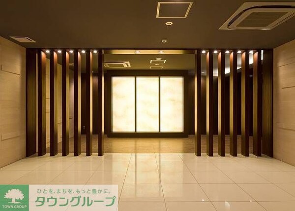 ロビー(落ち着いた色合いのモダンなエントランス)