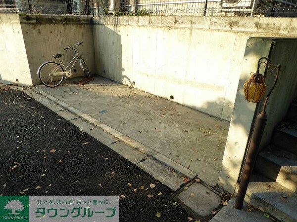 その他(広々とした駐輪スペースがあります♪（大型バイク駐輪可能）)