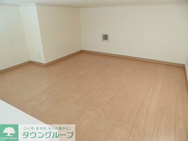 子供部屋(ロフトは寝室にできるほどの広さがあります！)