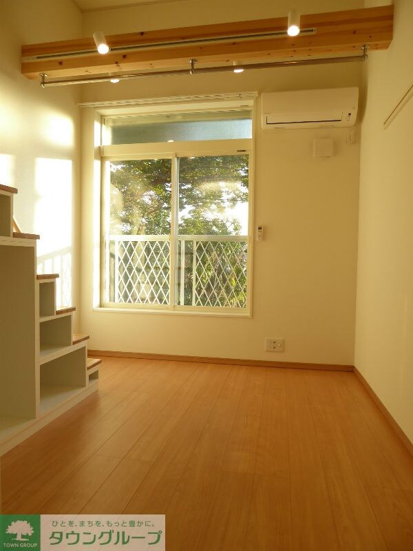 リビング・居室(オシャレなスポット照明＆室内物干し付きの梁（はり）です！)