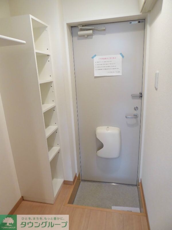 玄関(シューズボックスは棚の高さが調節可能)