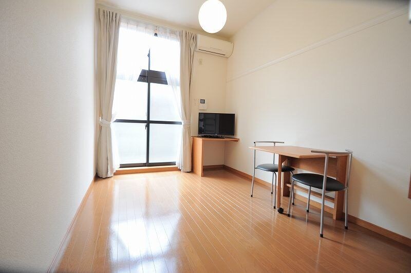 物件内観写真5　(「同タイプの部屋の写真です」「現況優先」)