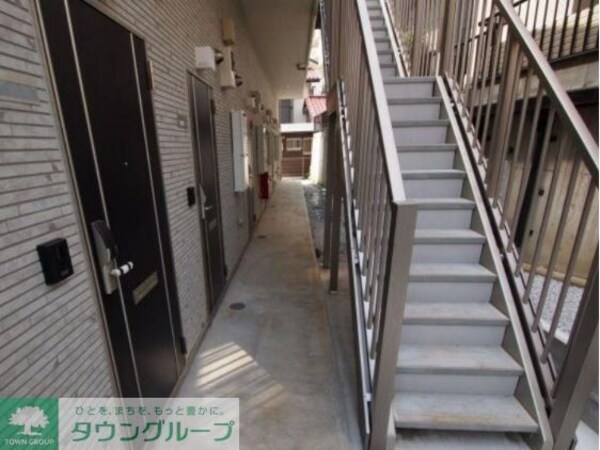 エントランス(退去前につき別室の写真です。)