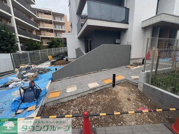 エントランス(駐車場)