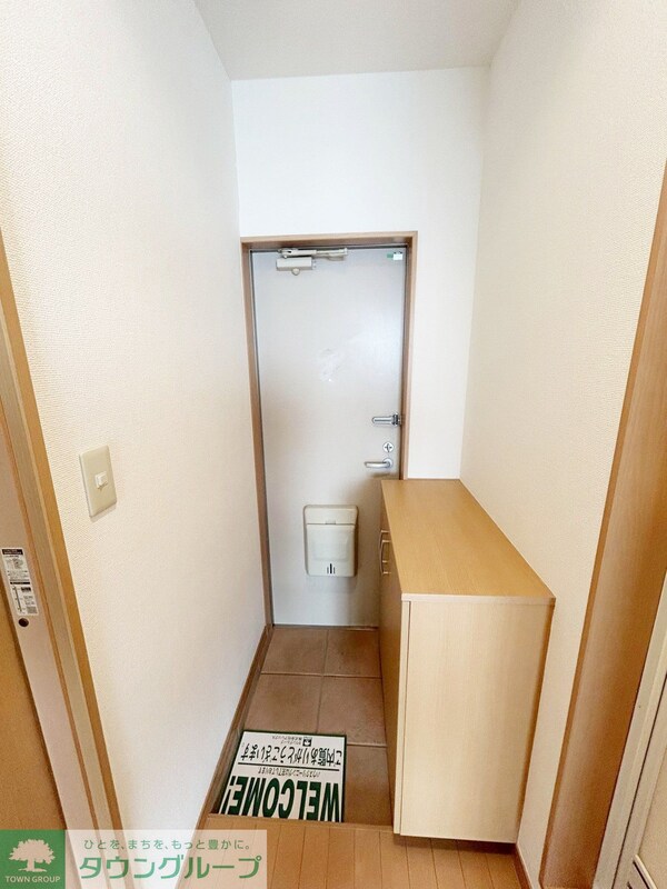 玄関(★靴をしまうだけでなく鞄など荷物も置ける下駄箱です★)