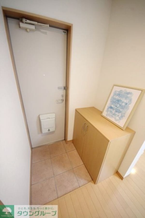 玄関(★靴をしまうだけでなく鞄など荷物も置ける下駄箱です★)