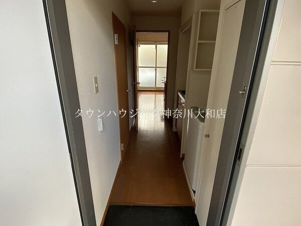 玄関(同タイプ部屋の写真となり設備等は現況と異なる場合があります。)