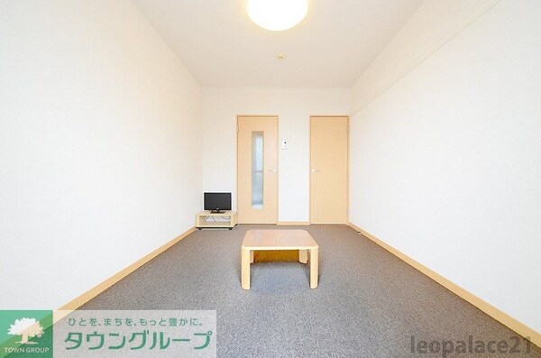 リビング・居室(2F以上の部屋の床材は絨毯です。)
