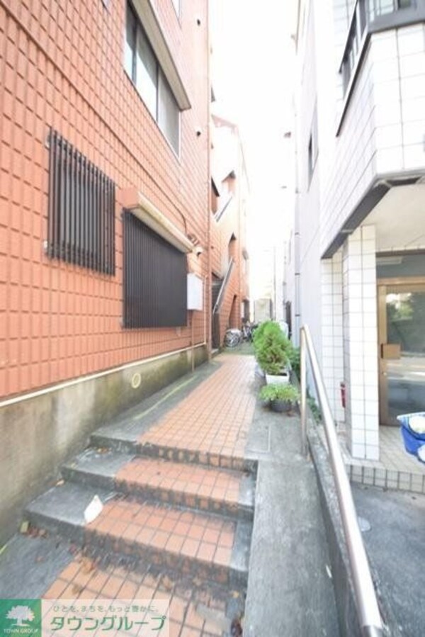 エントランス(買物便利　閑静な住宅地　設備充実)