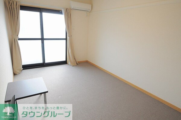 リビング・居室(現況を優先　1Ｆフローリング　2Ｆ以上カーペット)