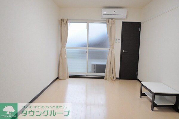 リビング・居室(101、201号室のみ角部屋窓がついています)