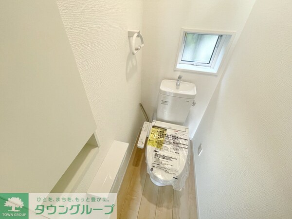 トイレ(☆窓付で換気できます☆日の光も入ります☆)