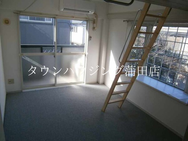 リビング・居室(お写真は角部屋になります。尚、形状は現状に優先いたします。)