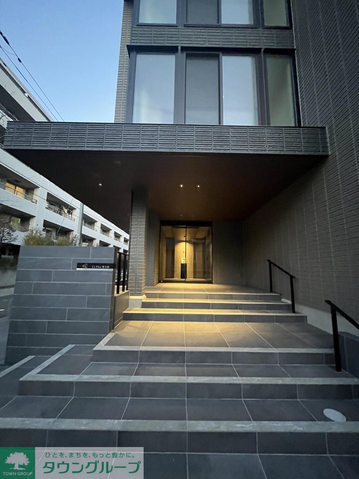 物件内観写真3　(エントランス)