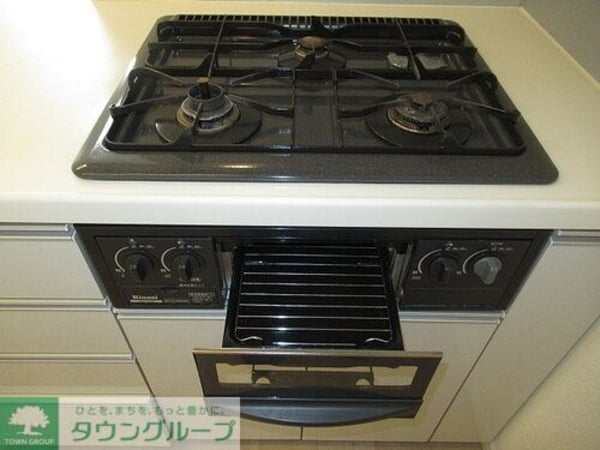 キッチン(グリル付き３口ガスコンロ　前回募集時撮影2021年5月)