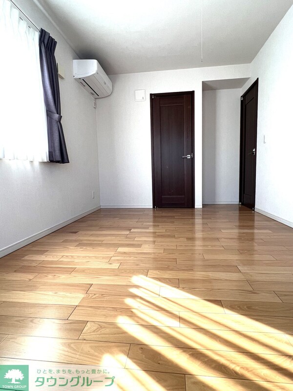 リビング・居室(洋室約7.3帖)