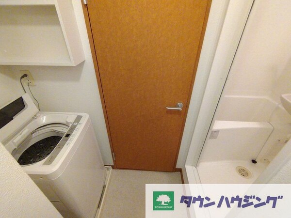 その他(トイレ入口　左：洗濯機置場　右：ＵＢ)