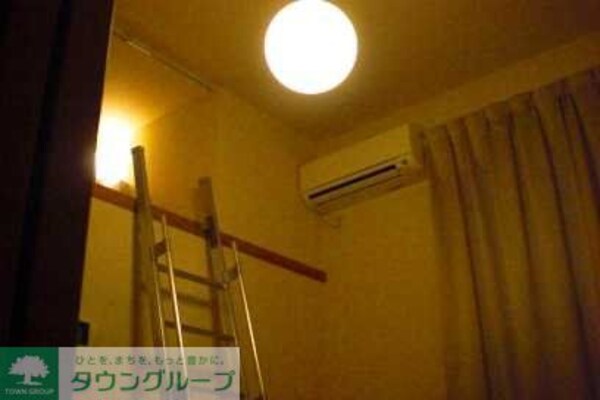 リビング・居室(◎丸くて可愛い照明です★上部に奥行きのあるロフトあります！)