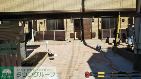 エントランス(内見の予約先は【タウンハウジング中野店】です★)