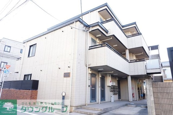 エントランス(周辺は閑静な住宅街です！)