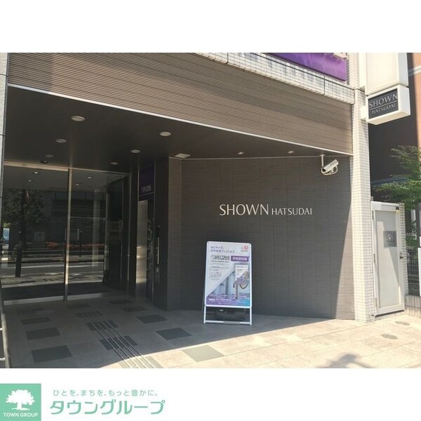 エントランス(自動ドア手前は2F店舗用エレベーター、右側白い扉は非常階段…)