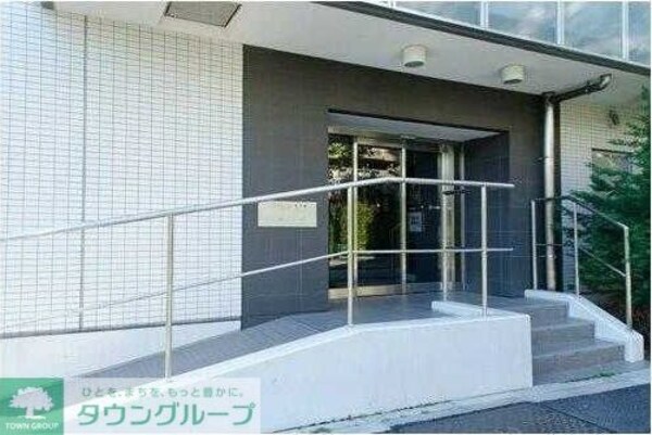 エントランス(内見の予約先は【タウンハウジング中野店】です★)