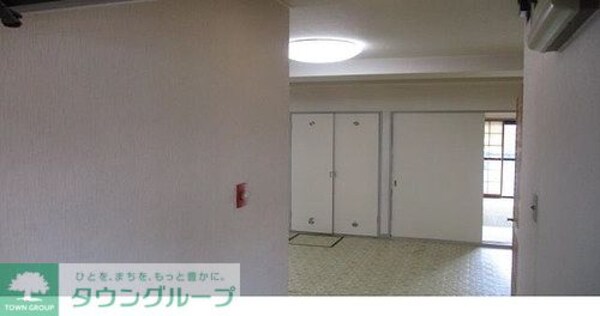 玄関(共有部からの室内(玄関)　※2025年7月撮影)