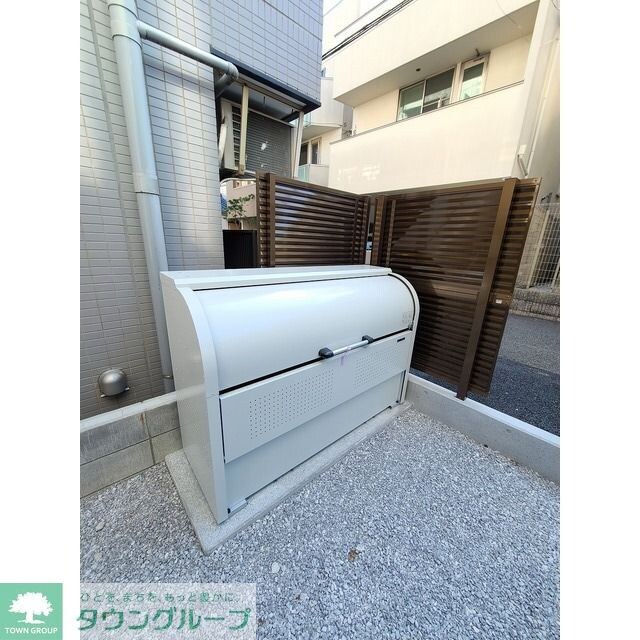 物件内観写真5　(敷地内ごみ置き場)