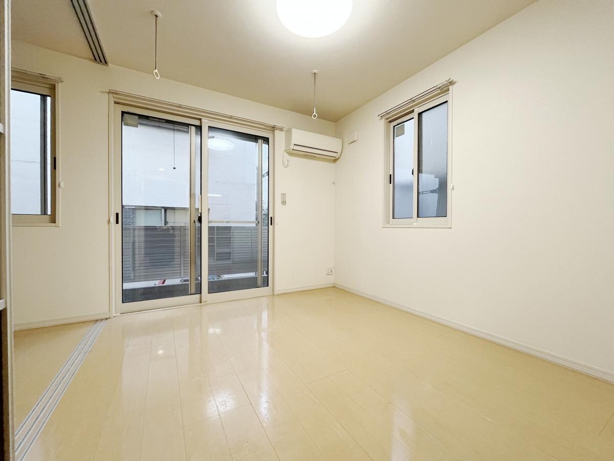 物件内観写真3　(リビング/居室)