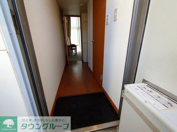 玄関(玄関扉に宅配ボックス設置)