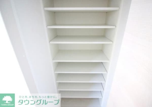 玄関(収納別室参照)