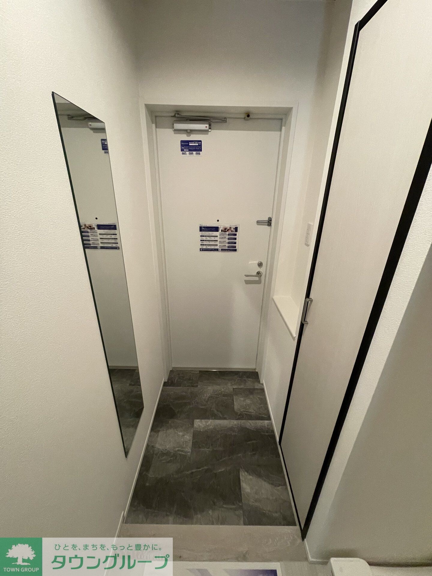 物件内観写真3　(玄関)