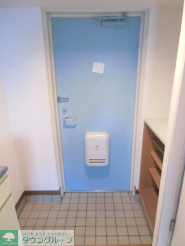 玄関(シューズＢＯＸ完備　明るい玄関)