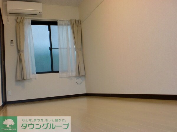リビング・居室(【床材】1Fフローリング　2Ｆ以上は絨毯です。)