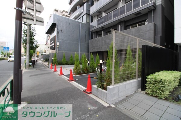 エントランス(駐車場)