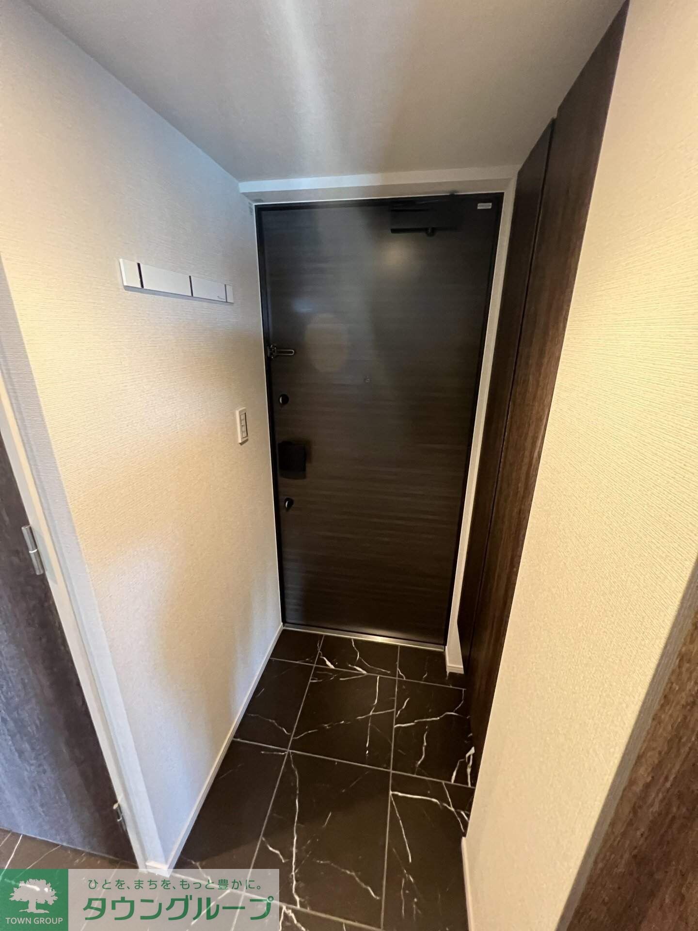 物件内観写真3　(エントランス)