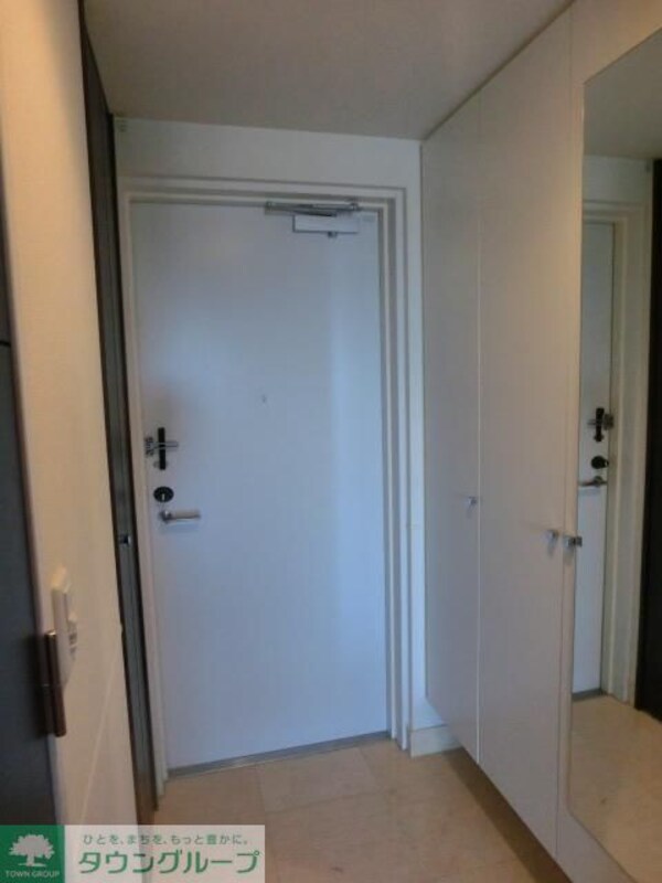 玄関(大きな下駄箱付の玄関)