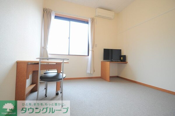 リビング・居室(現況を優先　1Ｆフローリング　2Ｆカーペット)