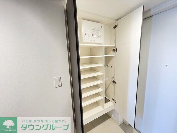 玄関(お問合せは(株)タウンハウジングレジデンス事業部　赤坂店・…)