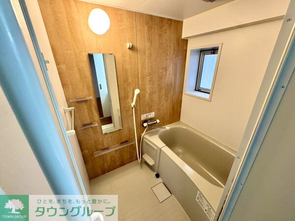 バス／シャワールーム等(★窓付きで換気しやすいお風呂★)