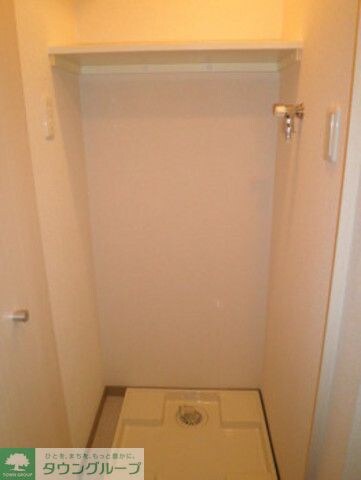 物件内観写真7　(洗濯機置き場には扉がついていて生活感を隠すことができます)