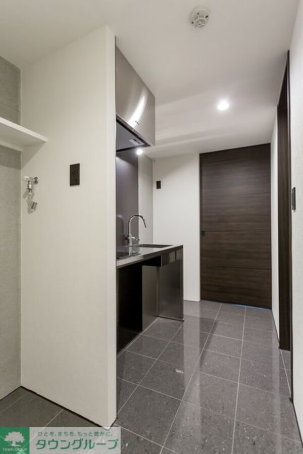 玄関(C1タイプ2018年11月撮影 同タイプ102号室の写真で…)