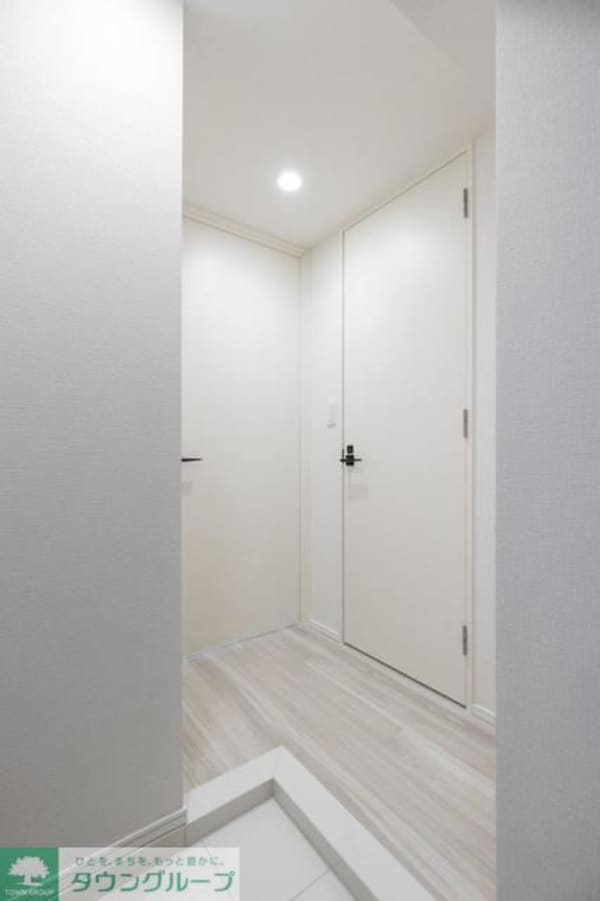 玄関(Bタイプ2024年10月撮影 同タイプ1302号室の写真です)